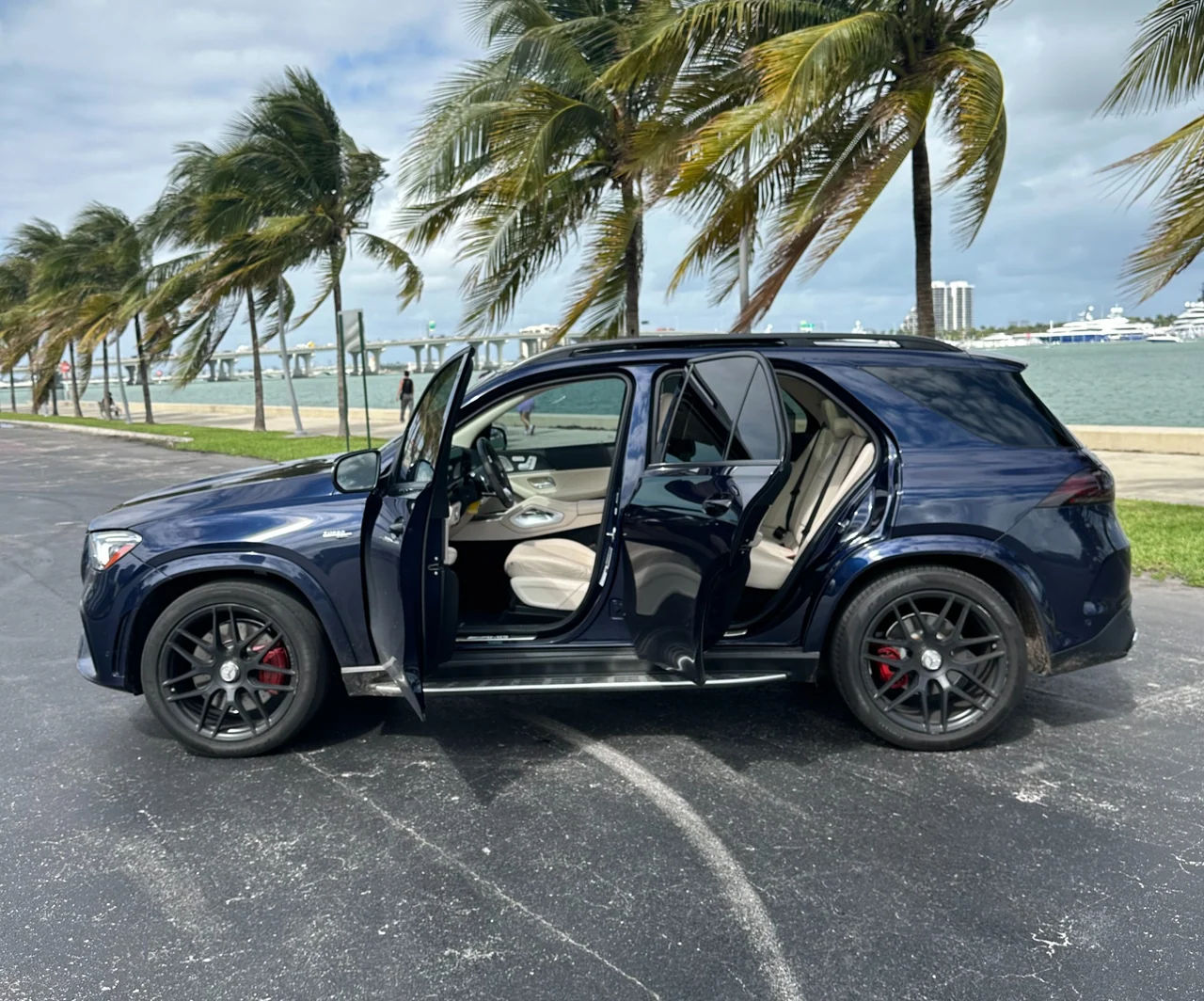 Mercedes AMG GLE53 reference photograph, view 3